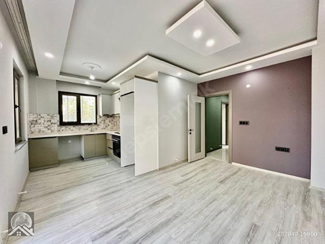 AY EMLAKTANAKÇAY'DA DENİZE YAKIN KAPALI BALKONLU KÖŞE ÖN CEPHE MÜSTAKİL TADINDA SATILIK 2+1 DAİRE