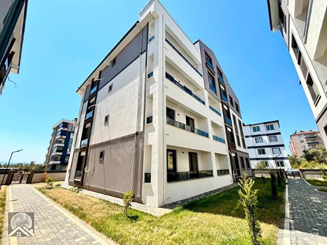 AY EMLAKTANEDREMİT KADIKÖYDE KAPALI OTOPARKLI HASTANE YAKINI YERDEN ISITMALI SATILIK 1+1 LÜX DAİRE
