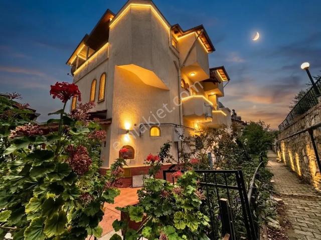 Ay Emlaktanpelitköy'de Deniz Manzaralı Muhteşem Konumlu Perguleli Verandalı Doğalgazlı 4+1 Villa