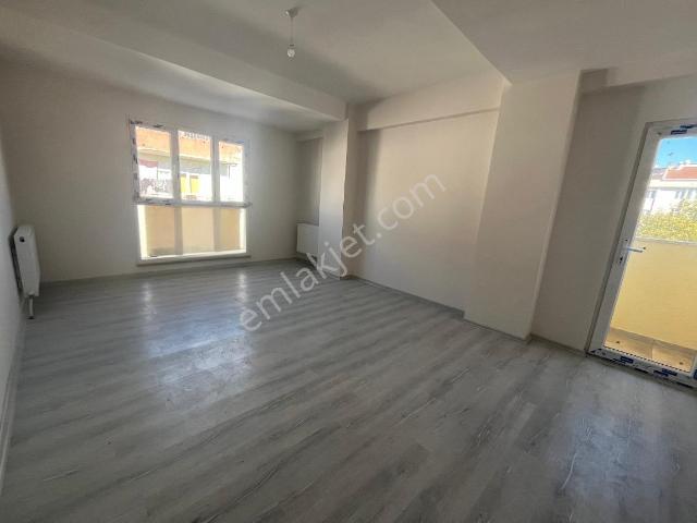 Çayırova Fatih Caddesi Altında Satılık 2+1 Üst Dubleks