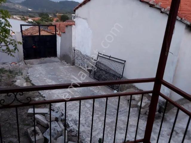Aynı Bahçede İki Köy Evi Birden