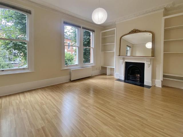 Aynhoe Road, Brook Green. 3 bed duplex to rent £3,750 pcm £865 pw