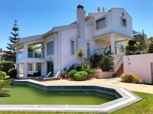 Ayayorgi'de Satılık Deniz Manzaralı Müstakil Havuzlu Villa