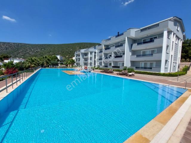 Aydın Akbük'te Satılık Havuzlu Site İçerisinde Ful Eşyalı 3+1 Dubleks Daire
