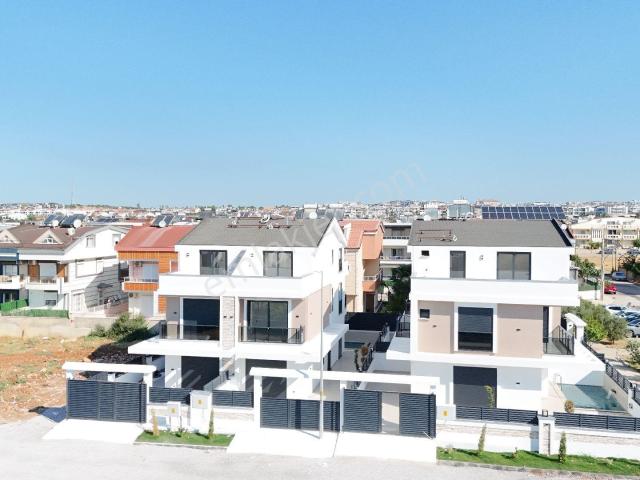 Aydın Didim Efeler Mahallesi’nde Merkezi Konumda Satılık Tripleks Villa
