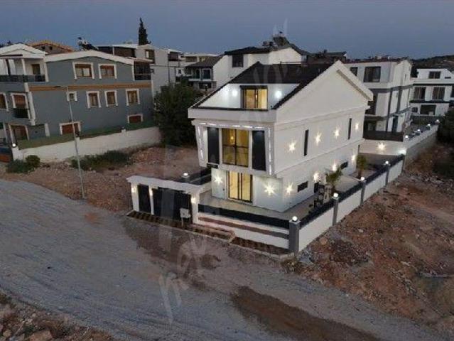 AYDIN DİDİM DE MUSTAKİL HAVUZLU BAHCELİ OTAPARKLI FULL EŞYALI 3+1 VİLLA