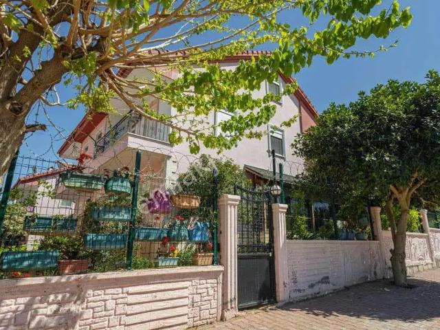 Aydoğmuş'ta 220 M2 4+1 Satılık Tripleks Villa