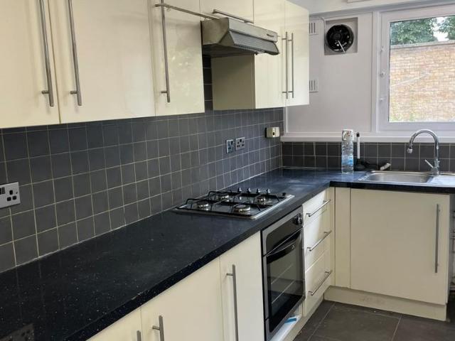 Ayerst Court, Beaumont Road, E10 2 bed maisonette to rent £2,250 pcm £519 pw