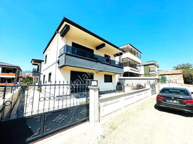 aygül'den Zeytinli'de Doğa İle İç İçe Sıfır Şık Mimarili Ön Cephe Tam Bağımsız 4+1 Satılık Villa