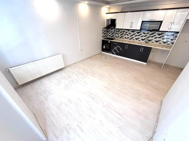 Aygül'den Akçay İkizçay'da Ön Cephe Doğalgazlı Cam Balkonlu Asansörlü Masrafsız 1+1 Kiralık Daire