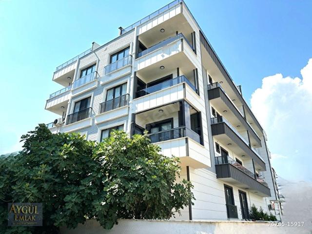 AYGÜL'DEN AKÇAY'DA ASANSÖRLÜ CAM BALKONLU ÖNÜ AÇIK DENİZE YAKIN AÇIK MUTFAKLI 1+1 SATILIK DAİRE