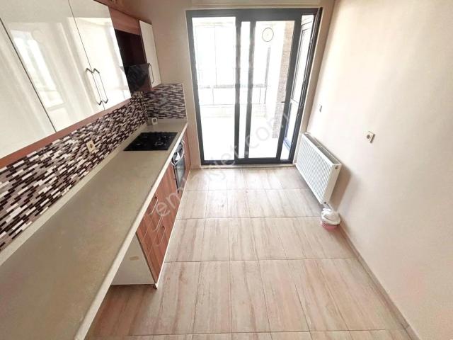 Aygül'den Akçay'da Yeni Bina'da Cam Balkonlu Doğalgazlı Asansörlü Ayrı Mutfaklı 2+1 Kiralık Daire