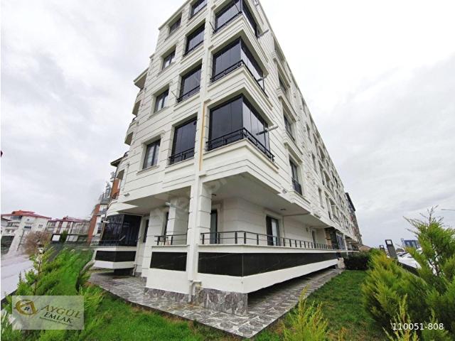 AYGÜLDEN BURHANİYE'DE AYRI MUTFAK DOĞALGAZLI EBEVEYN BANYOLU ÖN CEPHE ARA KAT 2+1 SATILIK DAİRE