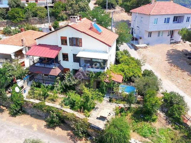 Aygül'den Edremit Pınarbaşı'nda Full Körfez Manzaralı Havuzlu Bahçe Kullanımlı 3+1 Satılık Villa