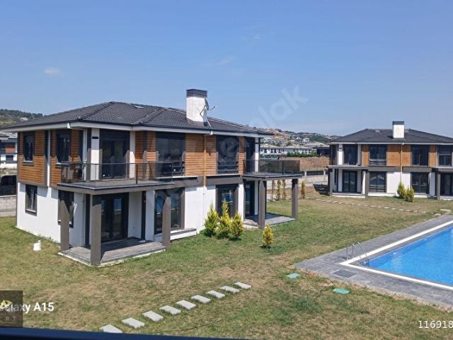 ÇAYIRLAR CADDESİNDE FIRSAT VİLLA