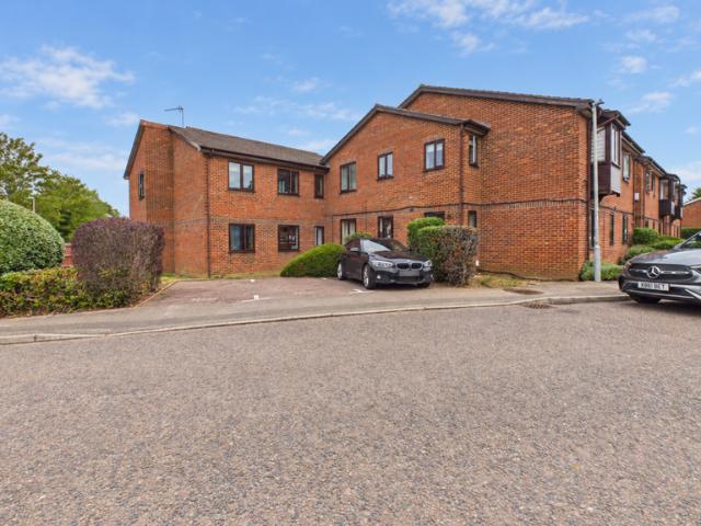 Aylesbury HP21 2 bed flat to rent £1,250 pcm £288 pw