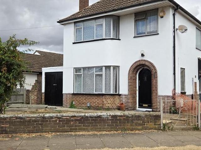 Aylesbury Road, Bedford MK41 3 bed detached house to rent £1,900 pcm £438 pw