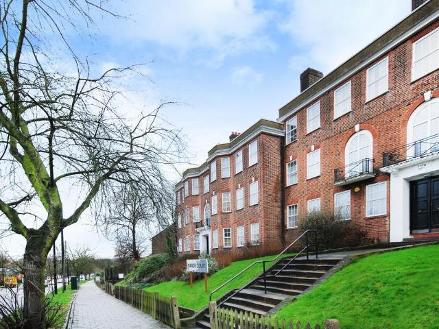 Aylmer Road, Highgate, London, N2 2 bed flat to rent £2,250 pcm £519 pw