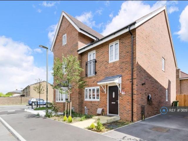 Aylsham Road, Tadworth, KT20 3 bed semi detached house to rent £2,400 pcm £554 pw