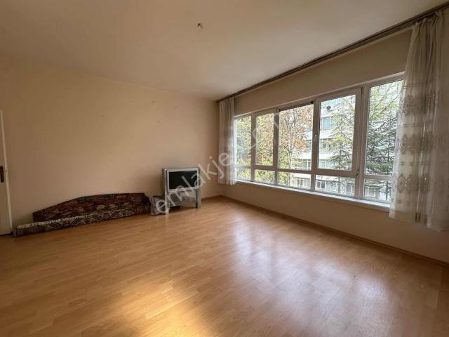Ayrancı Uçarlı Sokakta Bakımlı Otoparklı 3+1 Kiralık Daire