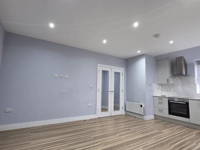 Aysgarth, Aysgarth, Bracknell RG12, 2 bed flat to rent, £1,550 pcm | PrimeLocation