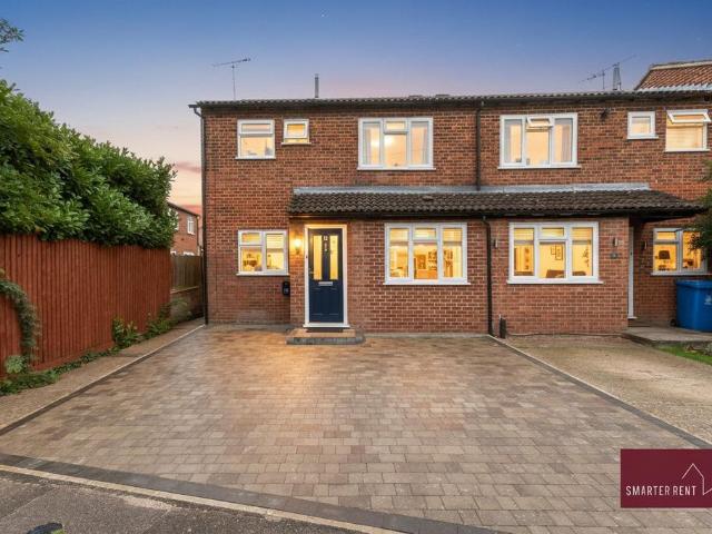 Aysgarth Park, Holyport SL6 3 bed semi detached house to rent £5,500 pcm £1,269 pw