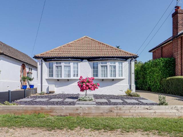 Aysgarth Road, Redbourn AL3, 3 bed bungalow to rent, £2,700 pcm | PrimeLocation