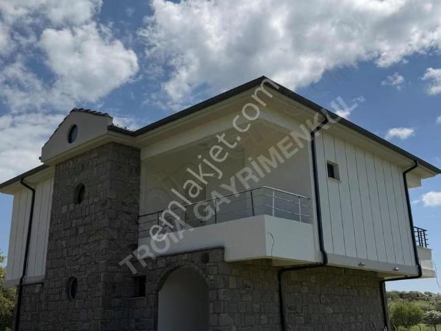 Ayvacık Hüseyinfakı 684 M²arsa İçerisinde Havuzlu Müstakil Villa