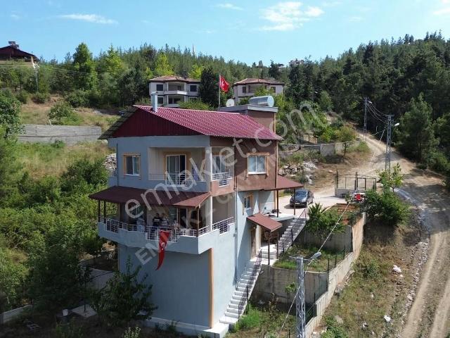 Ayvagediği'nde Merkezi Konumda, Manzaralı Tripleks Satılık Villa