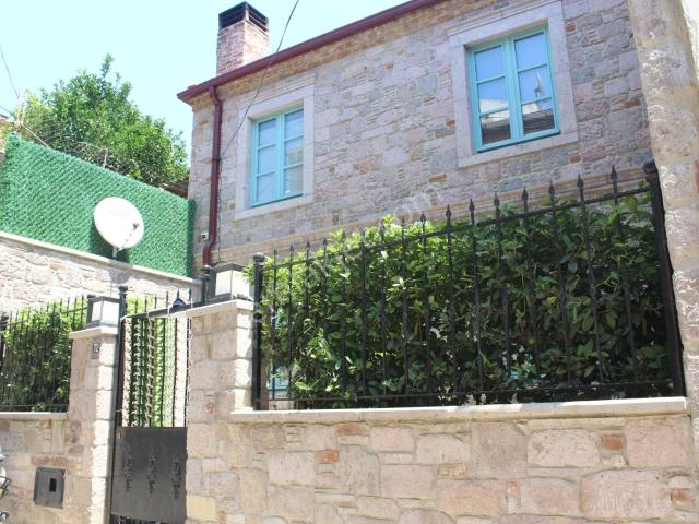 Ayvada'dan Ayvalık Merkez'de Avlulu 2 Katlı 2+1 Taş Rum Evi