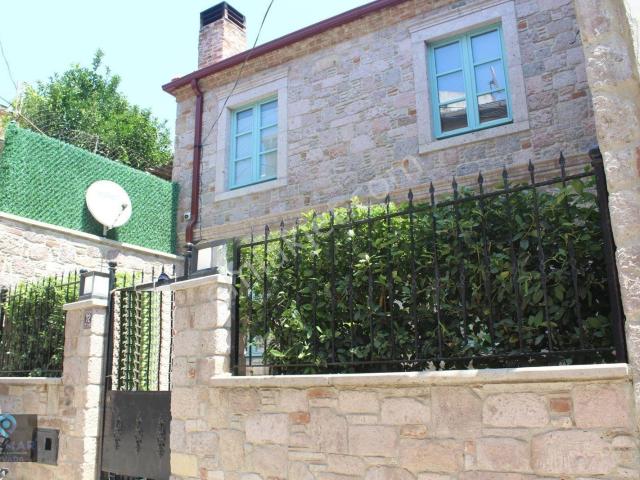 Ayvada'dan Ayvalık Merkez'de Avlulu 2 Katlı 2+1 Taş Rum Evi