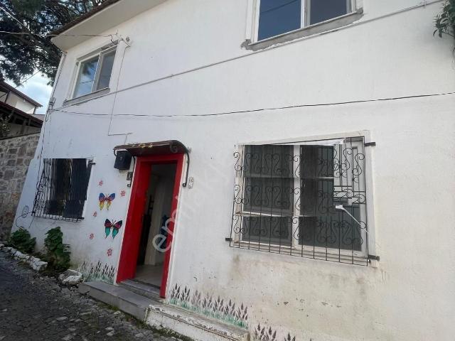 Ayvada'dan Ayvalık Merkez'de Avlulu Ve Teraslı 2 Katlı 4+1 Müstakil Evi
