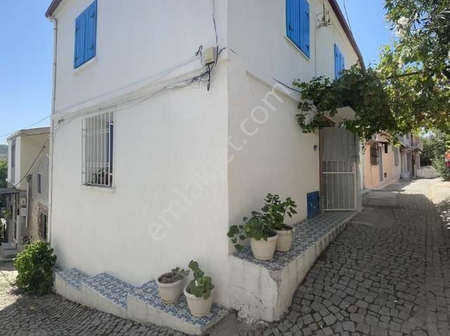 Ayvada'dan Ayvalık Merkez'de Köşe Konumlu 2 Katlı 3+1 Taş Rum Evi