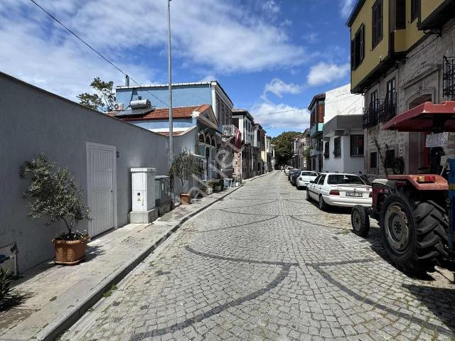 Ayvalık Merkez 13 Nisan Caddesinde Satılık Müstakil Ev