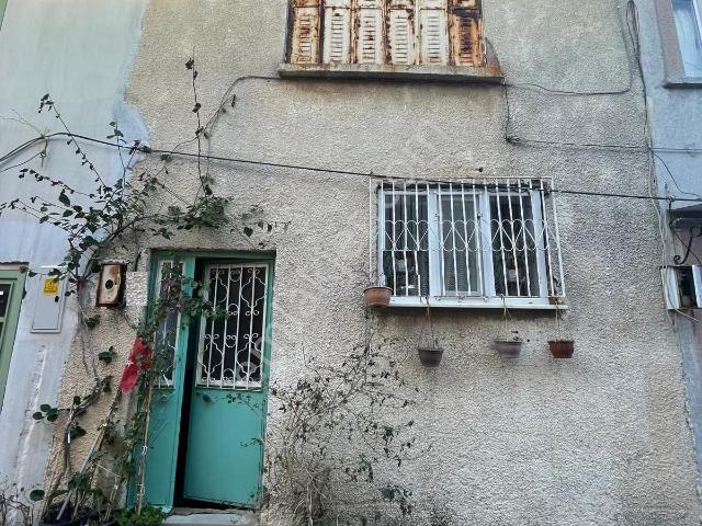 Ayvalık Merkez'de Avlulu Ve Daracalı 2 Katlı 3+1 Taş Rum Evi