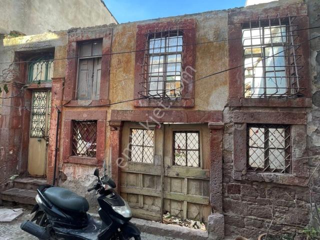 Ayvalık Merkez'de Restorasyon İsteyen Avlulu 3 Katlı 4+1 Taş Rum Evi