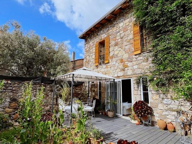 Ayvalık Merkez'de Satılık 3+1 Müstakil Ve Bahçeli Rum Evi