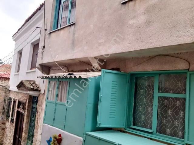 Ayvalık Merkez'de Teraslı 2 Katlı 2+1 Müstakil Kagir Evi