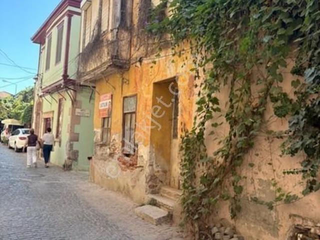 Ayvalıkın Merkezi Ve İşlek Caddesinde Tarihi Rum Evi