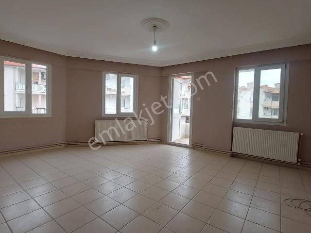 Ayvalık Aliçetinkaya'da Kaloriferli, Boyalı 3+1 Kiralık Daire