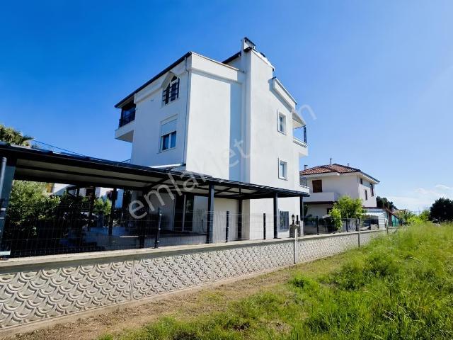 Ayvalık Altınova Da Deniz Manzaralı Asansörlü 5+1 Satılık Villa