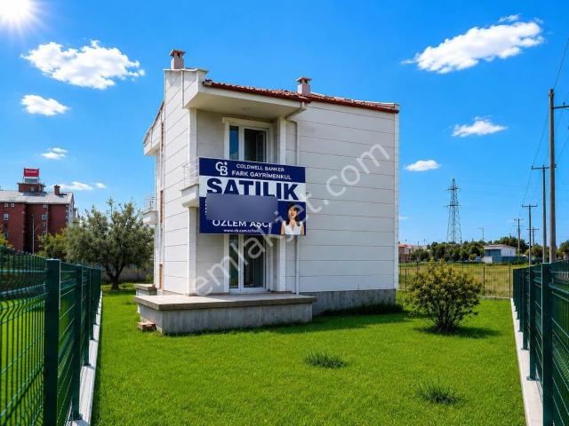 Ayvalık Altınova'da Geniş Bahçeli Müstakil Satılık 2+1 Villa