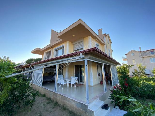 Ayvalık Altınova'da Denize 500 Metre,350m² Arsa Alanlı 5+1 Villa