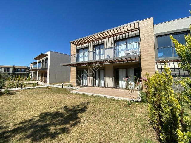 Ayvalık Altınova'da Havuzlu Site İçerisinde 2+1 Satılık Daire