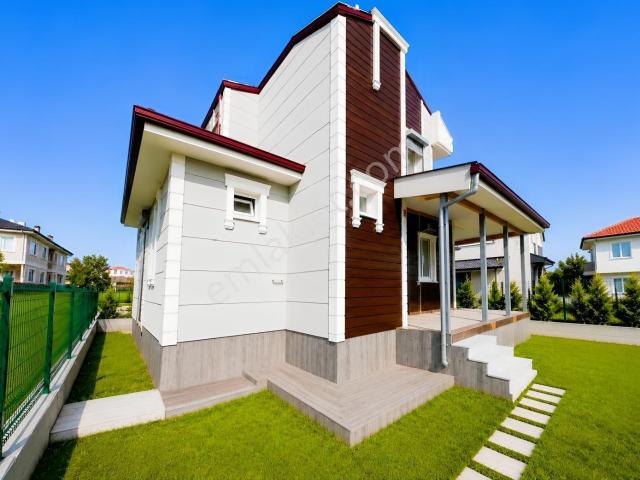 Ayvalık Altınova'da Müstakil Bahçeli 3+1 Kiralık Villa