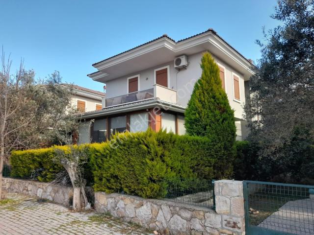 Ayvalık Çamlık Laka'da Havuzlu Sitede Dubleks Müstakil Villa