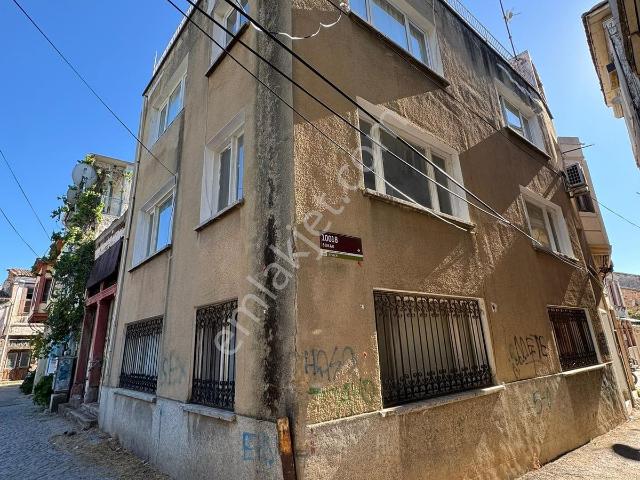 Ayvalık Çarşı Merkezinde 3 Katlı,teraslı Satılık Bina