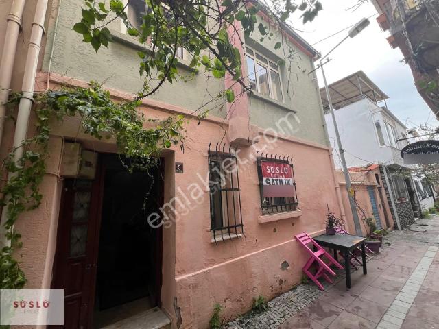 Ayvalık Çarşı İçinde Satılık Bahçeli Müstakil Ev