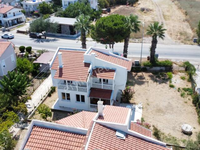 Ayvalık Cunda Adasın'da Yola Cepheli,geniş Bahçeli Dubleks Villa