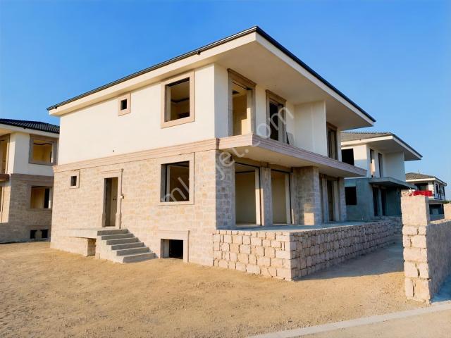 Ayvalık Küçükköy'de Havuzlu Butik Sitede Satılık 5+2 Taş Villa